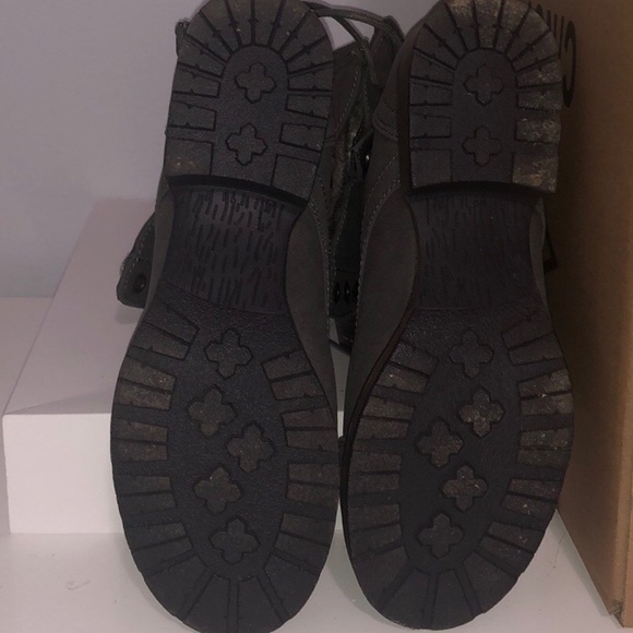 Pair of gray high top shoes - Picture 6 of 6